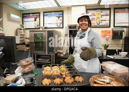 Heiß, frisch gebackenen Muffins in einem Lebensmittelgeschäft in Battery Park City, ein Stadtteil in Manhattan. Stockfoto