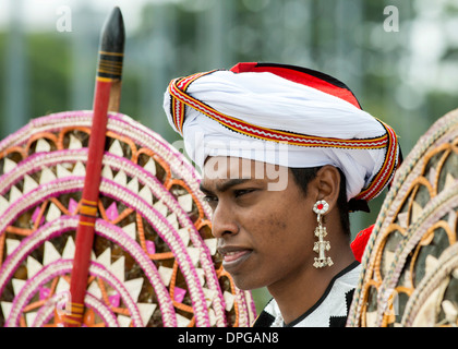 Nahaufnahme von Sri Lanka Mann in Tracht gekleidet.  Trägt Turban Stil Kopfschmuck und reich verzierten Ohr Ring. Stockfoto