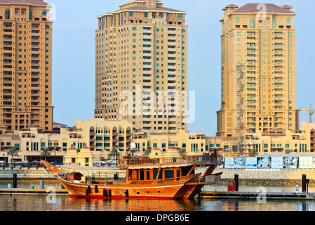 Einer traditionellen Dhau am Steg in der Marina Pearl, Doha, Katar Stockfoto