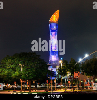 Die Fackel in der Nacht, die derzeit das höchste Gebäude in Doha, Katar Stockfoto