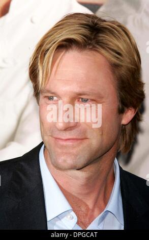 25. Juli 2006 - New York, New York, USA - PREMIERE keine Reservierungen. ZEIGFELD THEATER 25.07.2007.       2007.AARON ECKHART. K53959RM (Kredit-Bild: © Rick Mackler/Globe Photos/ZUMAPRESS.com) Stockfoto