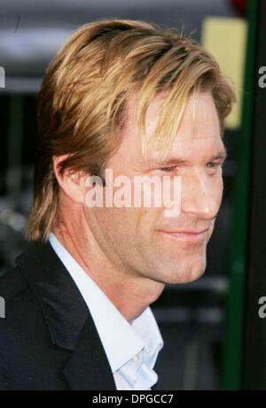 25. Juli 2006 - New York, New York, USA - PREMIERE keine Reservierungen. ZEIGFELD THEATER 25.07.2007.       2007.AARON ECKHART. K53959RM (Kredit-Bild: © Rick Mackler/Globe Photos/ZUMAPRESS.com) Stockfoto