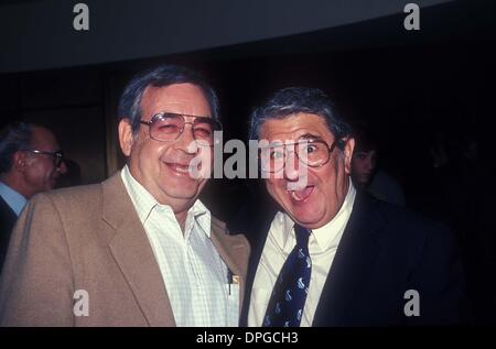 23. August 2006 - New York, New York, USA - TOM BOSLEY mit BUDDY HACKETT 1989. # 15382. (Kredit-Bild: © Judie Burstein/Globe Photos/ZUMAPRESS.com) Stockfoto