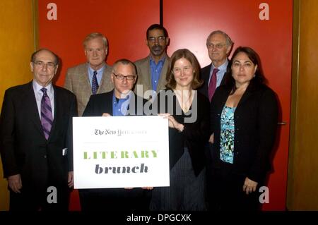 13. Oktober 2006 - New York, New York, US - K55124RM. NY TIMES GROßEN LITERARISCHEN BRUNCH. ZEITWEISE Mittelpunkt W 41ST, NEW YORK NewYork 14.10.2007. L-R: TOM PERROTTA, CHRIS MATTHEWS, ANN PACHETT, ALAN ALDA UND AMY BLOOM, STEPHEN L. CARTER, ROBERT LIPSYTE (HOLDING-ZEICHEN).  -2007. (Kredit-Bild: © Rick Mackler/Globe Photos/ZUMAPRESS.com) Stockfoto