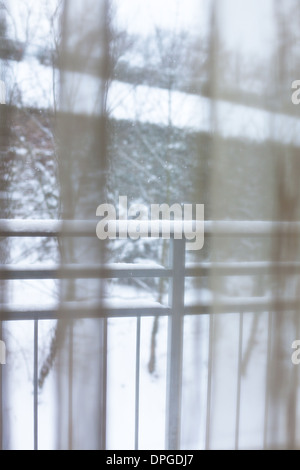 Schneereichen Winter in einem Fenster. Blick von innen Stockfoto