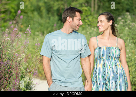 Paar auf Spaziergang in Natur Stockfoto