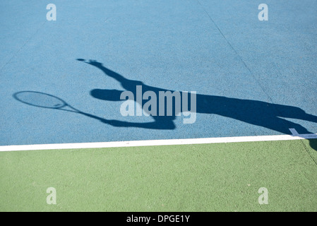 Schatten der Spieler Portion Tennisball Stockfoto