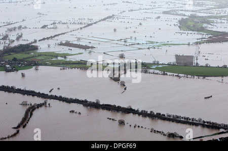 Luftaufnahme eines Hauses auf der Somerset Ebene durch eine Flut Barriere geschützt. Stockfoto