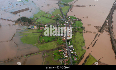 Eine Antenne sehen Sie ein kleines Dorf zwischen Taunton und Yeovil auf der Somerset Levels, die zeigt, das wahre Ausmaß der Überschwemmungen Stockfoto