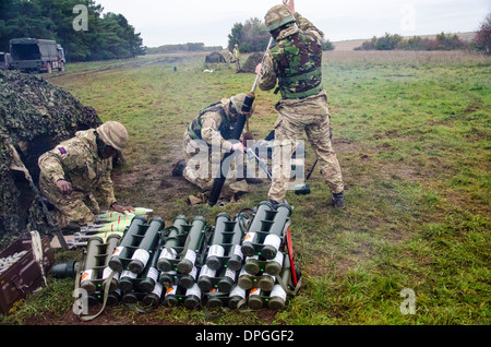 Munition Munition Munition Schwarzpulver Munition Kugeln bombardieren Raketen Granaten Munition Boxen 81 mm Mörser runden Stockfoto