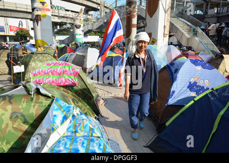 Ein Dorfbewohner Spaziergänge unter Zelten von Demonstranten im Zentrum von Bangkok im Rahmen eines Angebots zum Herunterfahren der thailändischen Hauptstadt eingerichtet Stockfoto