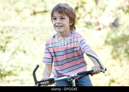 Junge Reiten Fahrrad Stockfoto