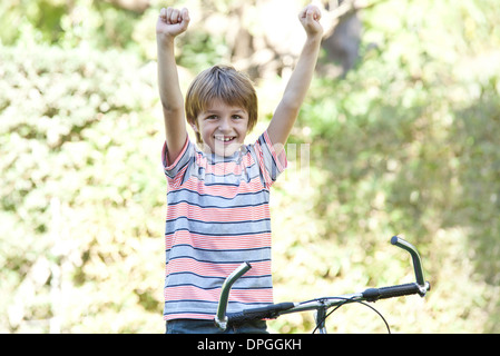 Junge, Reiten, Fahrrad, erhobenen Armen, portrait Stockfoto