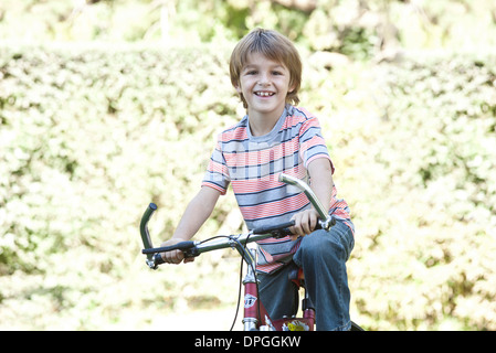 Junge Reiten Fahrrad Stockfoto