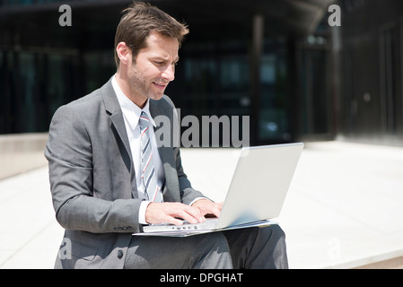 Geschäftsmann mit Laptop im freien Stockfoto