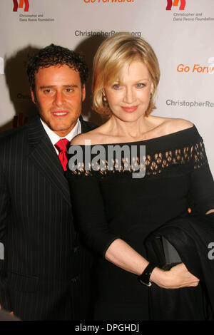 12. November 2006 - New York, New York, USA - CHRISTOPHER und DANA REEVE FOUNDATION '' ein magischer Abend '' das MARRIOTT MARQUIS, NEW YORK New York 12.11.2007.       2007.DIANE SAWYER UND GAST. K55552RM (Kredit-Bild: © Rick Mackler/Globe Photos/ZUMAPRESS.com) Stockfoto