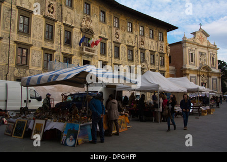 Marktstände vor Palazzo dei Cavalieri Ritter Palast Piazza dei Cavalieri den Ritter-Platz, alte Stadt Pisa, Italien Stockfoto