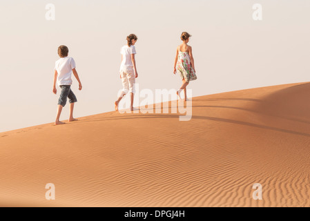 Kinder gehen in Wüste Stockfoto