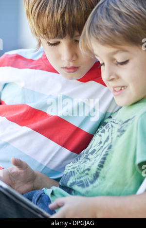 Jungen mit digital-Tablette Stockfoto