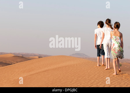 Kinder gehen in Wüste, Rückansicht Stockfoto