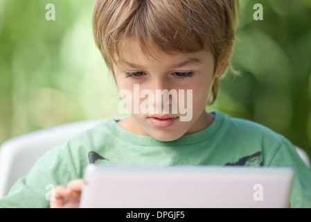 Junge mit digital-Tablette Stockfoto