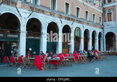 Bar Café Terrasse Palazzo dei Camerlenghi Palast am Rialto Brücke San Polo Bezirk Venedig Veneto Italien Europa Stockfoto