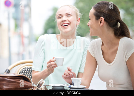 Freunde, die zusammen lachen Stockfoto