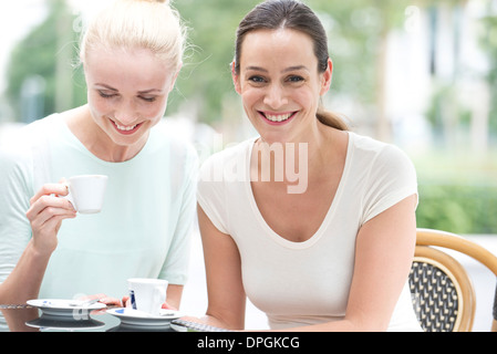 Freunde, die zusammen Kaffee Stockfoto