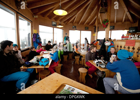 Skifahrer in einem Restaurant auf der Piste zu trinken und Essen, Plan de Croix, Les Portes du Soleil, die Schweizer Alpen, Schweiz Europa Stockfoto