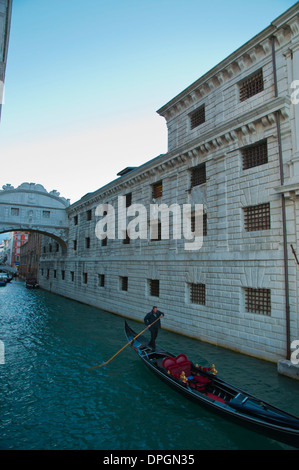 Gondel in Kanal Rio di Palazzo an der Brücke Ponte della Paglia San Marco Viertel Venedig Veneto Italien Europa Stockfoto