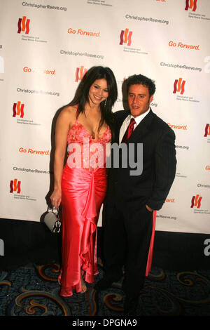 12. November 2006 - New York, New York, USA - CHRISTOPHER und DANA REEVE FOUNDATION '' ein magischer Abend '' das MARRIOTT MARQUIS, NEW YORK New York 12.11.2007.       2007.JENNIFER DIAZ UND GAST. K55552RM (Kredit-Bild: © Rick Mackler/Globe Photos/ZUMAPRESS.com) Stockfoto