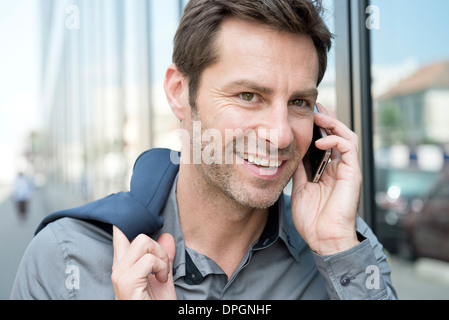 Reifer Mann Telefongespräch mit smartphone Stockfoto