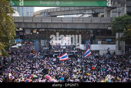 Bangkok, Thailand. 13. Januar 2014. Anti-Regierungs-Demonstranten besetzen die Rachaprasong Kreuzung am ersten Tag eine Großdemonstration am 13. Januar 2014 in Bangkok, Thailand. Angst vor mehr Gewalt und Instabilität wie der Anti-Regierungs-Demonstranten in einem Versuch zur Abschaltung Bangkok vorankommen Vaskulogenese Hauptdurchschnitte im Herzen der Stadt in ihren lang andauernden Kampagne die Regierung von Premierministerin Yingluck Shinawatra zu verdrängen. Bildnachweis: PixelPro/Alamy Live-Nachrichten Stockfoto