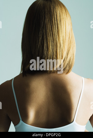 Junge Frau mit schulterlangen Haaren, Rückansicht Stockfoto