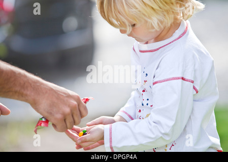 Mann, Kind Süßigkeiten zu geben Stockfoto