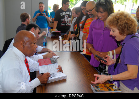 Miami Florida, Book Fair International, Miami Dade College, Festival, Author Signing, Autogramming, Repräsentant John Lewis, Bürgerrechtsführer, Politiker Stockfoto