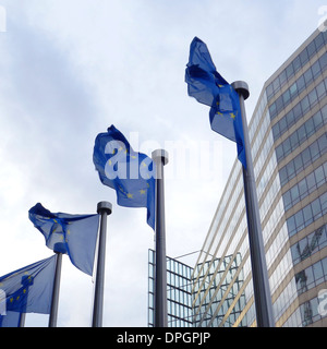 EU-Flaggen fliegen, vor den Gebäuden der Europäischen Kommission in Brüssel, Belgien. Stockfoto