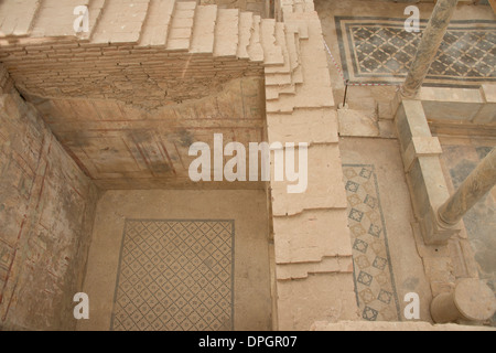 Türkei, Ephesus. Historischen Reihenhäusern. Ruinen der Häuser zeigt kunstvolle Mosaikböden. Stockfoto