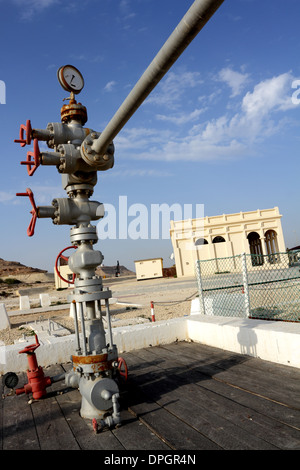 Ölquelle Nummer 1 im Vordergrund mit dem Öl-Museum im Hintergrund, Bahrain Stockfoto