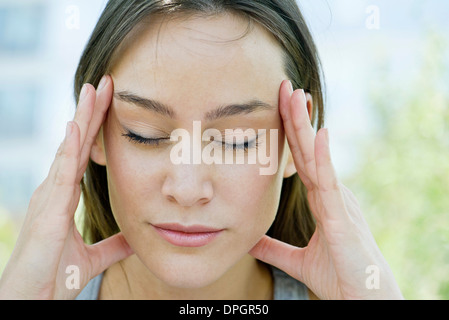 Frau reiben Tempel Stockfoto