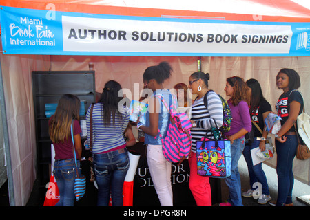 Miami Florida, Book Fair International, Miami Dade College, Veranstaltung, Festival, Author Book Signing, Fans, Linie, Schlange, Warteschlange, Erwachsene Erwachsene Frau Frauen weibliche Dame, Besuch Stockfoto