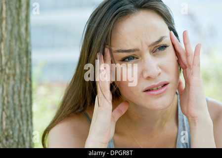 Frau reiben Tempel Stockfoto