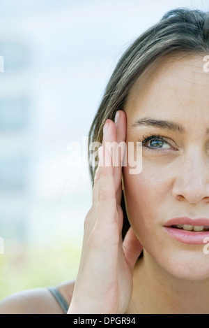 Frau reiben Tempel, beschnitten Stockfoto