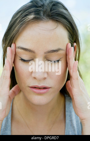 Frau reiben Tempel Stockfoto