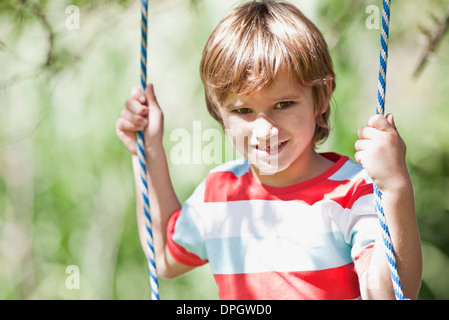 Junge auf Schaukel, Porträt Stockfoto