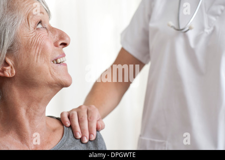 Frau getröstet durch medizinisches Fachpersonal, beschnitten Stockfoto