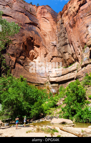 Wanderer von der Virgin River am Flussufer Fuß am Temple of Sinawava, Zion Canyon, Zion Nationalpark, Utah, USA Stockfoto