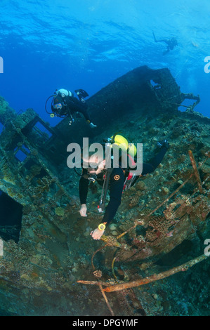 Taucher bei Schiffbruch "SS Dunraven". Rotes Meer, Ägypten, Afrika Stockfoto