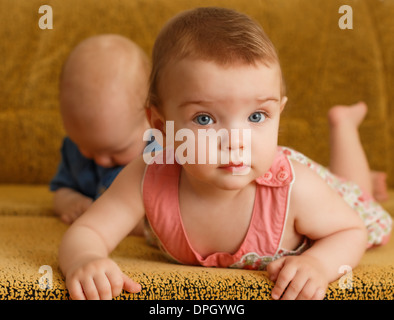 Porträt von Mädchen. Porträt des Mädchens gegen den Bruder in einem Kindergarten. Stockfoto