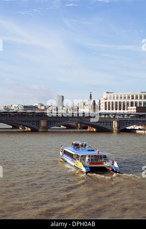 Thames Clipper, Blackfriars Bridge, Blick von der Millennium Bridge, Themse, London Stockfoto